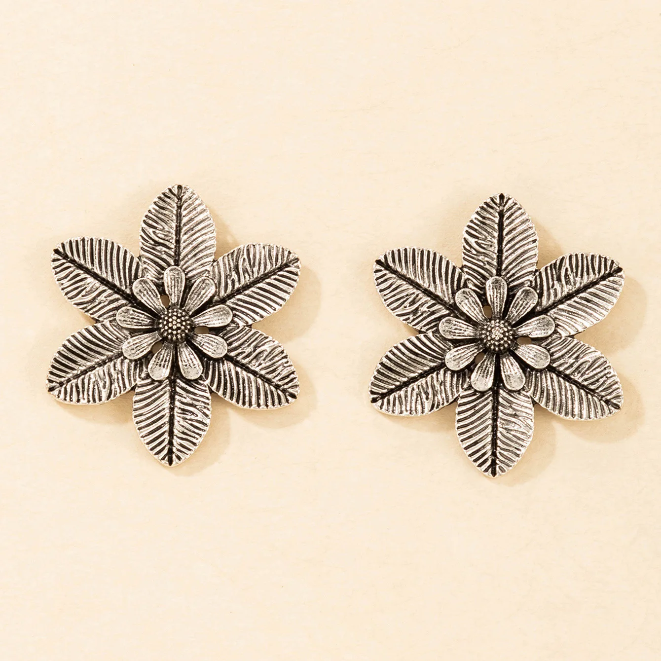 A pair of ethnic style flower  – Ethnic Chic Fashion recenzja i cena