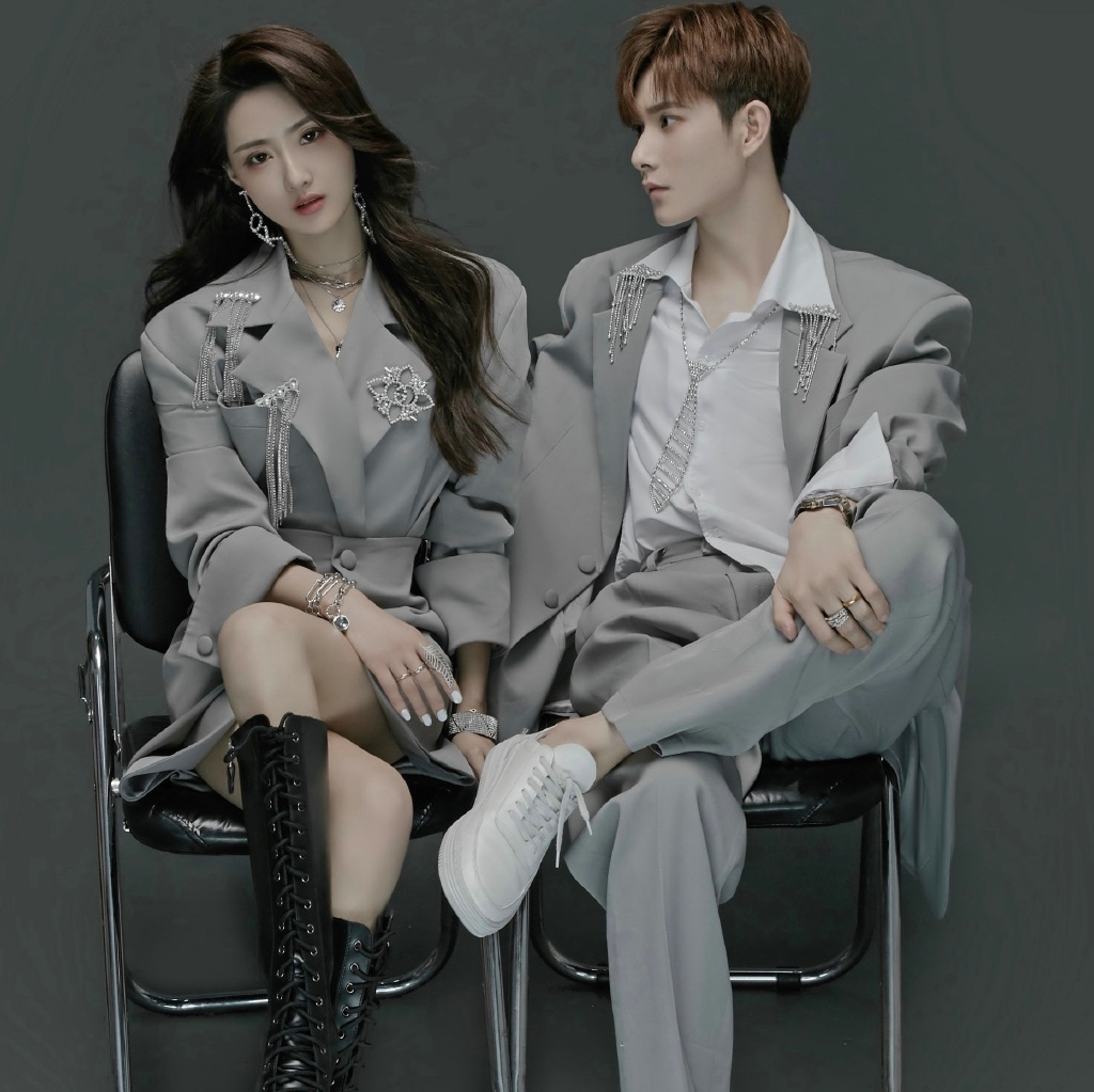 Fashionable Couple's Suit Set  – Ethnic Fashion Photography recenzja i cena