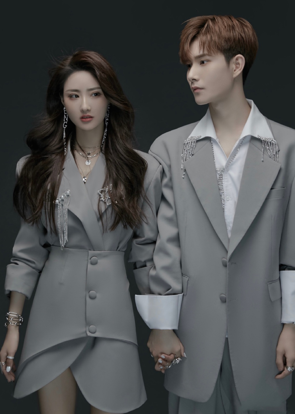 Fashionable Couple's Suit Set  – Ethnic Fashion Photography recenzja i cena