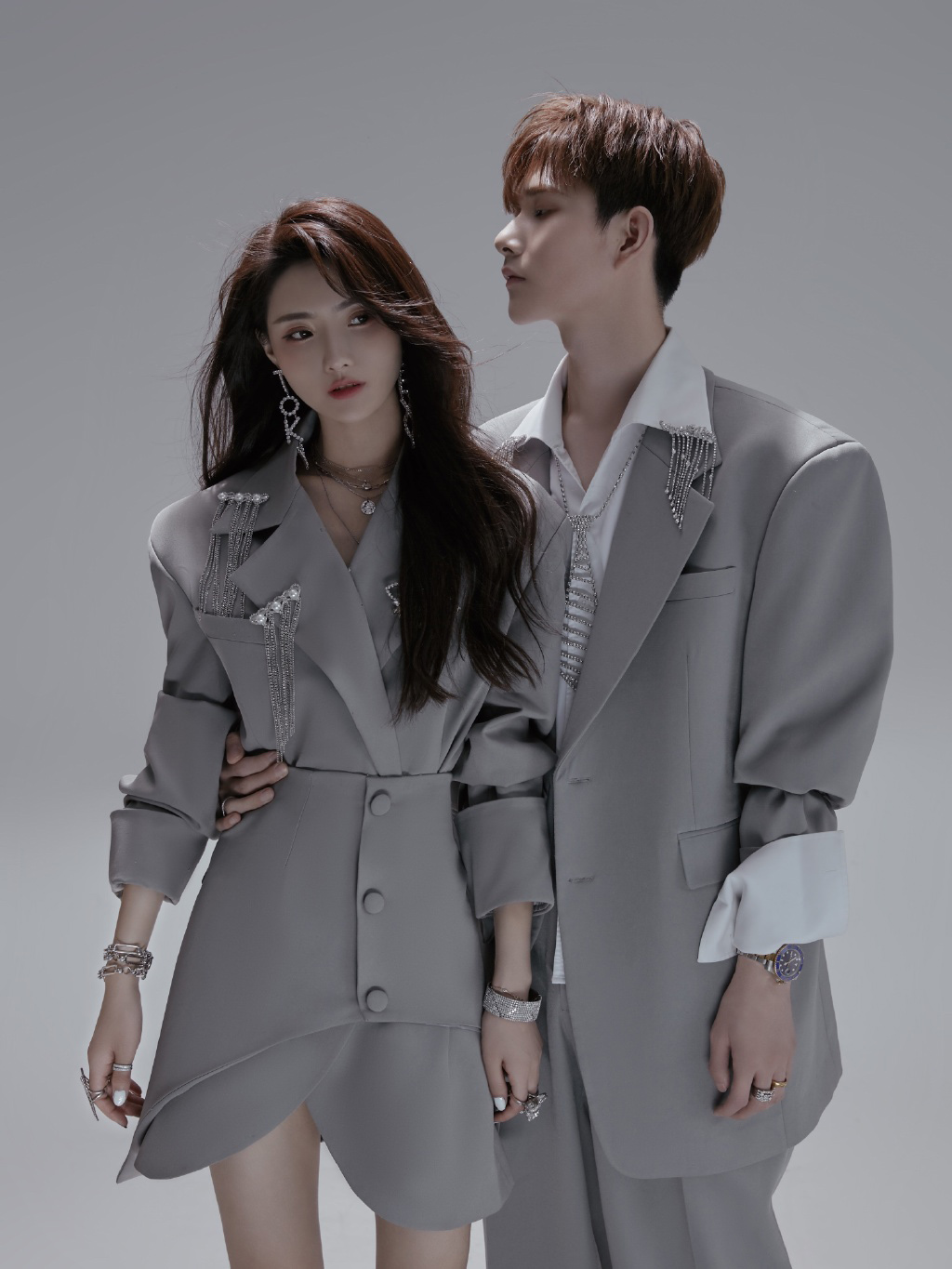 Fashionable Couple's Suit Set  – Ethnic Fashion Photography recenzja i cena